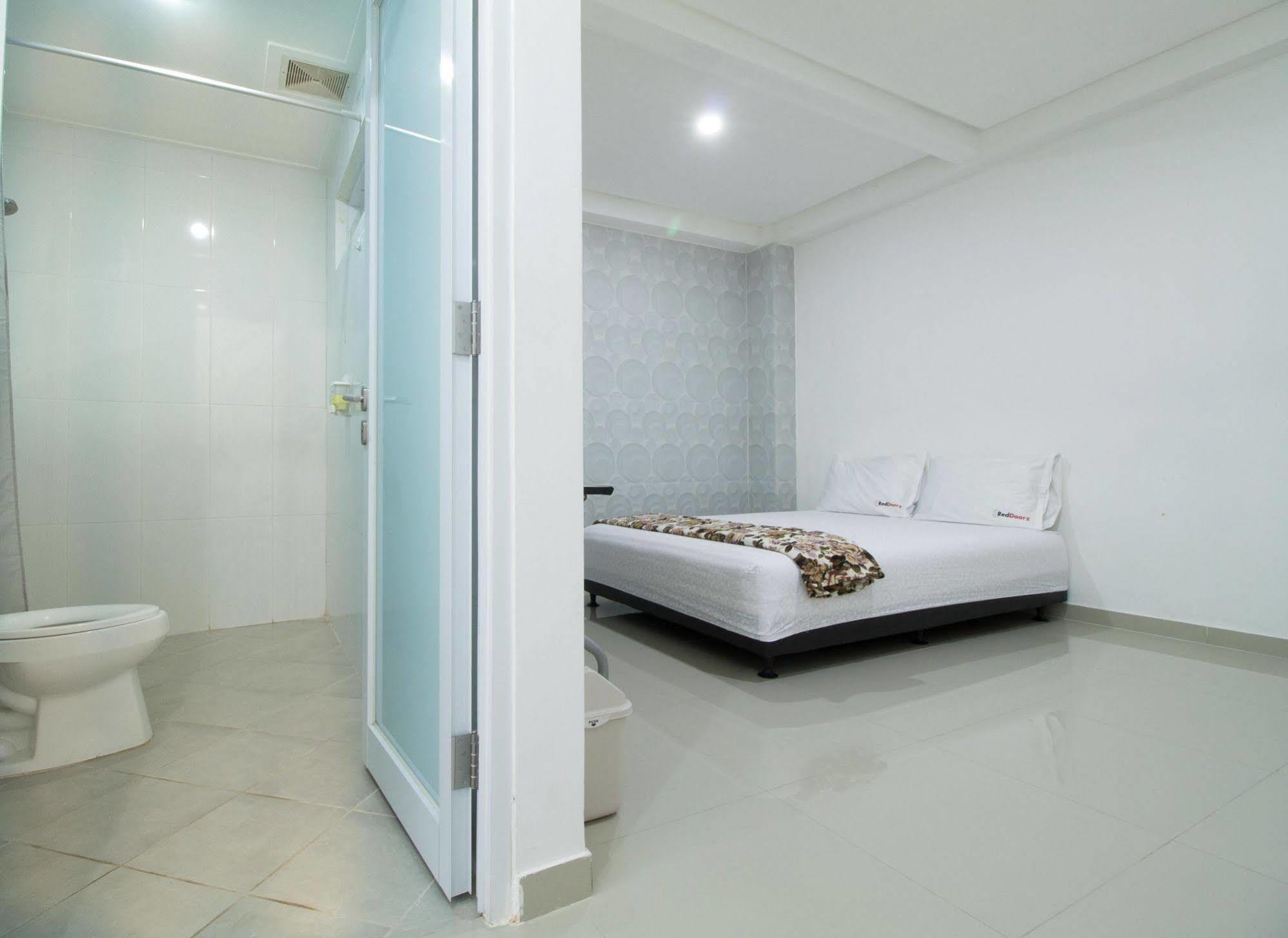 Reddoorz @ Pulomas Hotel จาการ์ตา ภายนอก รูปภาพ