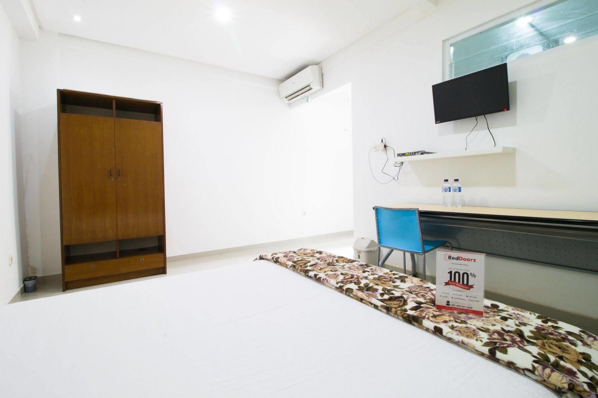 Reddoorz @ Pulomas Hotel จาการ์ตา ภายนอก รูปภาพ