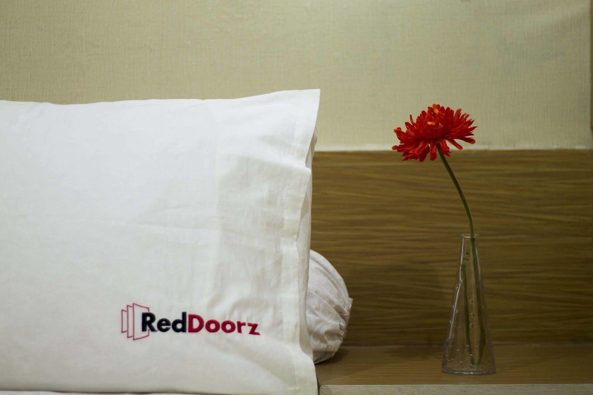 Reddoorz @ Pulomas Hotel จาการ์ตา ภายนอก รูปภาพ